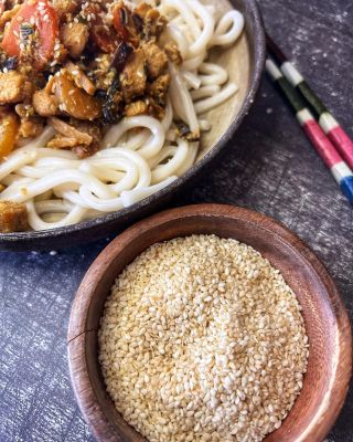 Sezamová semínka na asijských pokrmech jsou takovou lahodnou třešničkou na nudlích, rýži nebo třeba salátu 😋 a najdete ho...