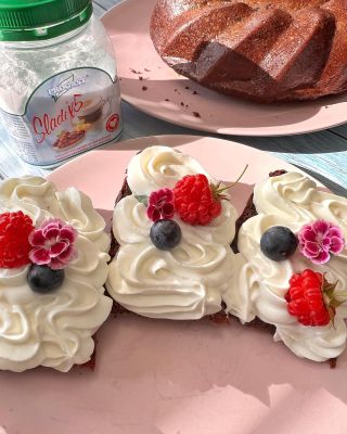 Sladká zdravá snídaně plná bílkovin a zcela bez cukru 😍 Tohle je banánový chlebík🍌 zdobený tvarohem a ovocem🫐🍓 jak...