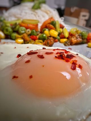 Dokonale jednoduchá večeře plná chutí 😍. Vajíčko je posypané party mixem a zbytek bylinkovým máslem 🍃 #dnesjem #dnesjim...