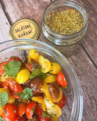 Rajčatový salát inspirovaný Itálií😍 Salátové koření najdete u nás na e-shopu😊 #tasty #healthy #glutenfree #homemade...