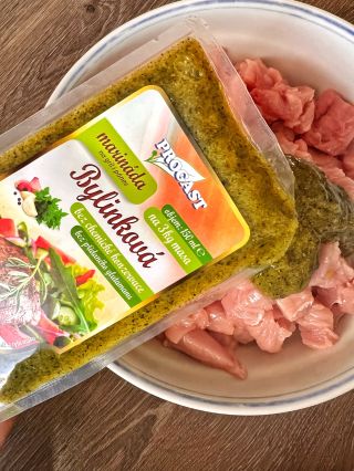 Bylinky 🍃 my prostě milujeme 😍 a tahle bylinková marináda je láska na první kouknutí, přičichnutí a ochutnání 🥰💚...