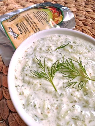 Dopřejte si Řecko kdykoli a kdekoli 😍 Připravit si takové tzatziky není s naším kořením Tzatziky vůbec žádná věda! Omáčka...