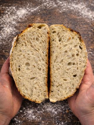 Večer. Ruce od mouky a klid v kuchyni, jen křupnutí kůrky jej přeruší. 🥰 Dnešní kváskový chleba je hotový – poctivý a s...